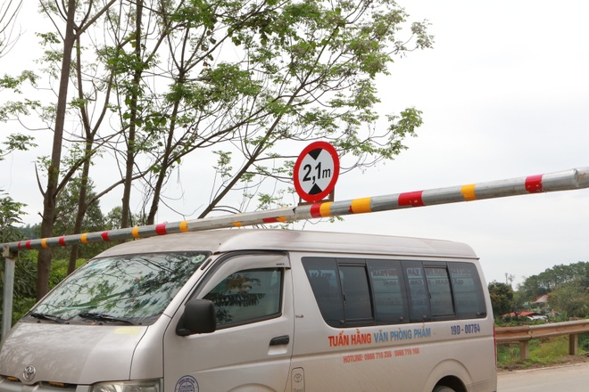 Cầu Đoan Hùng xuống cấp nghiêm trọng, người dân “chật vật” đi bộ qua cầu - 12 Cầu Đoan Hùng xuống cấp nghiêm trọng, người dân “chật vật” đi bộ qua cầu - 12