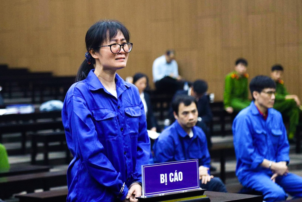 Xét xử siêu lừa: Nhiều bị cáo bật khóc, có người muốn chết - 2 Xét xử siêu lừa: Nhiều bị cáo bật khóc, có người muốn chết - 2