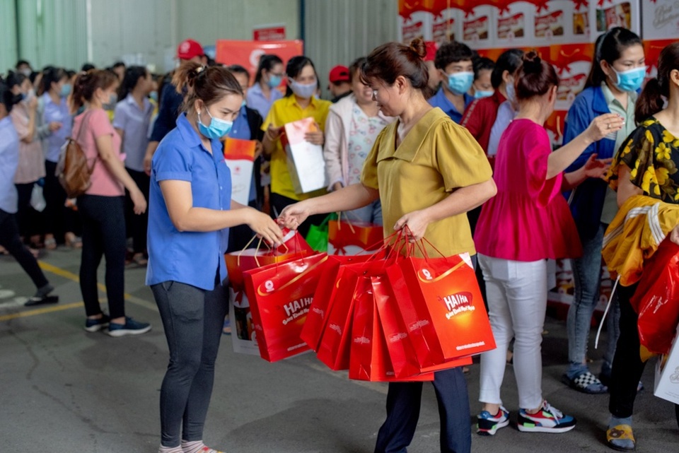 400 công nhân có hoàn cảnh khó khăn vui mừng nhận quà đón Tết - 5 400 công nhân có hoàn cảnh khó khăn vui mừng nhận quà đón Tết - 5