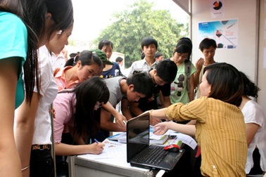 Hàng nghìn thanh niên háo hức tham gia Hội chợ việc làm