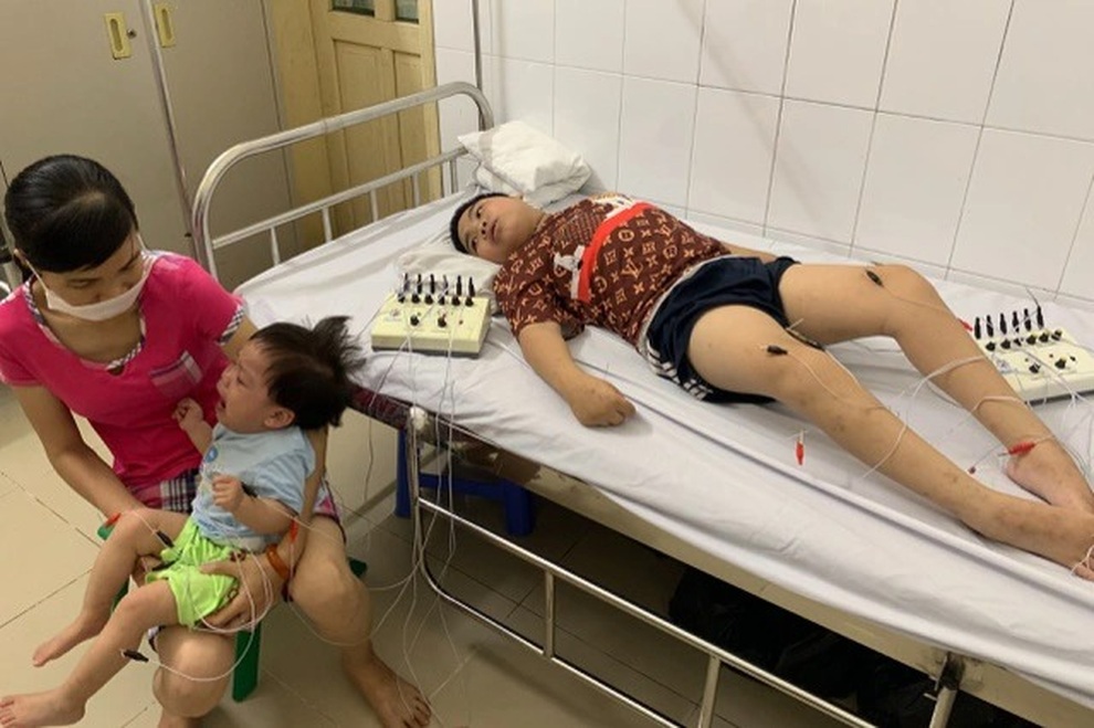 Hai cháu bé mồ côi cha bị bại não được bạn đọc giúp đỡ hơn 210 triệu đồng - 3 Hai cháu bé mồ côi cha bị bại não được bạn đọc giúp đỡ hơn 210 triệu đồng - 3