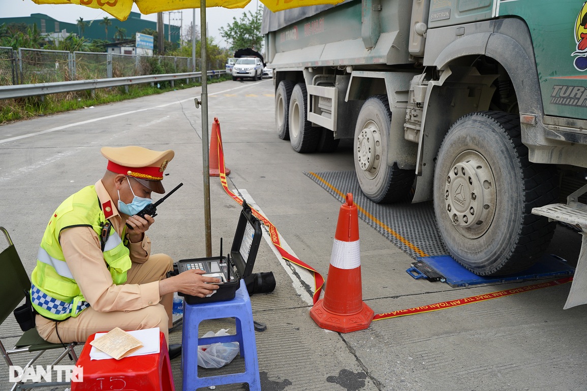 Hàng chục xe quá khổ quá tải bị xử lý trên cao tốc Pháp Vân - Cầu Giẽ - 8 Hàng chục xe quá khổ quá tải bị xử lý trên cao tốc Pháp Vân - Cầu Giẽ - 8