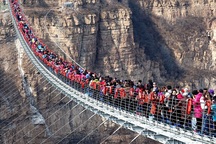 Trung Quốc: Hàng trăm du khách chen chúc trên cầu kính ở độ cao hơn 200m