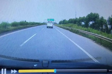 Kinh hoàng khoảnh khắc suýt đối đầu xe chạy ngược chiều trên cao tốc