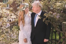 Hôn thê kém 23 tuổi rạng rỡ trong lễ cưới với Thủ tướng Anh