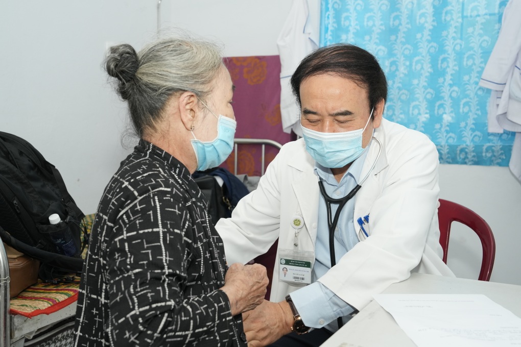 Nhiều bà con vùng lũ mắc bệnh mạn tính, da liễu, rối loạn tiêu hóa - 2