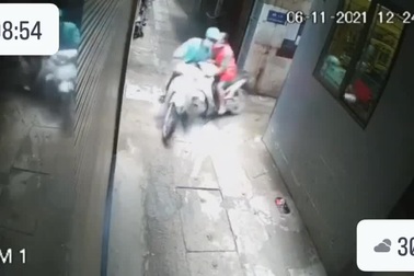 Phóng nhanh trong đường hẻm, 2 shipper lao xe vào nhau