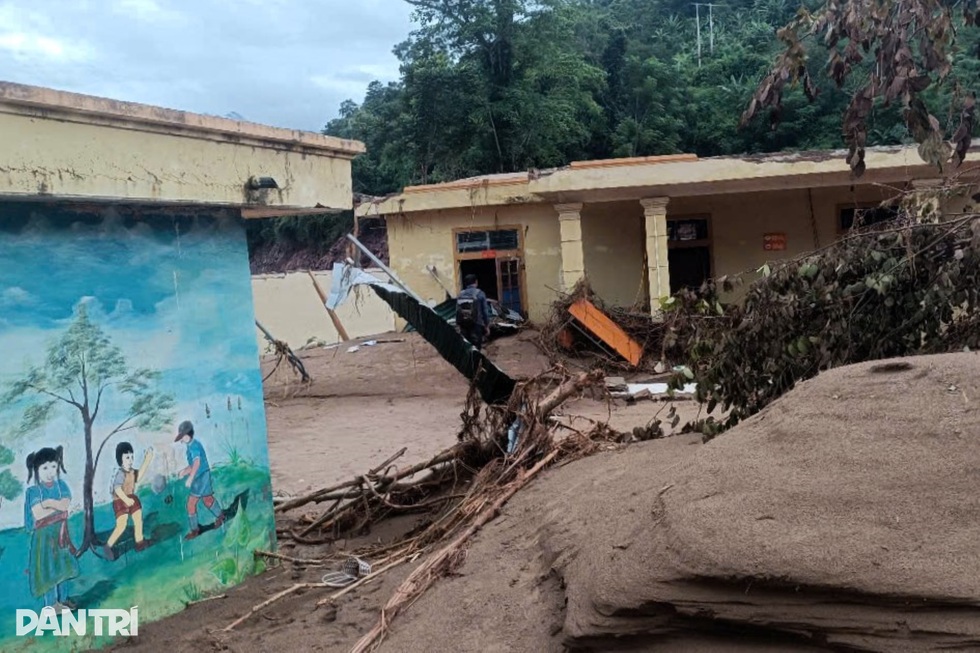 Trường học ở rốn lũ Mỹ Lý tan hoang, mong mỏi sự giúp đỡ của cộng đồng