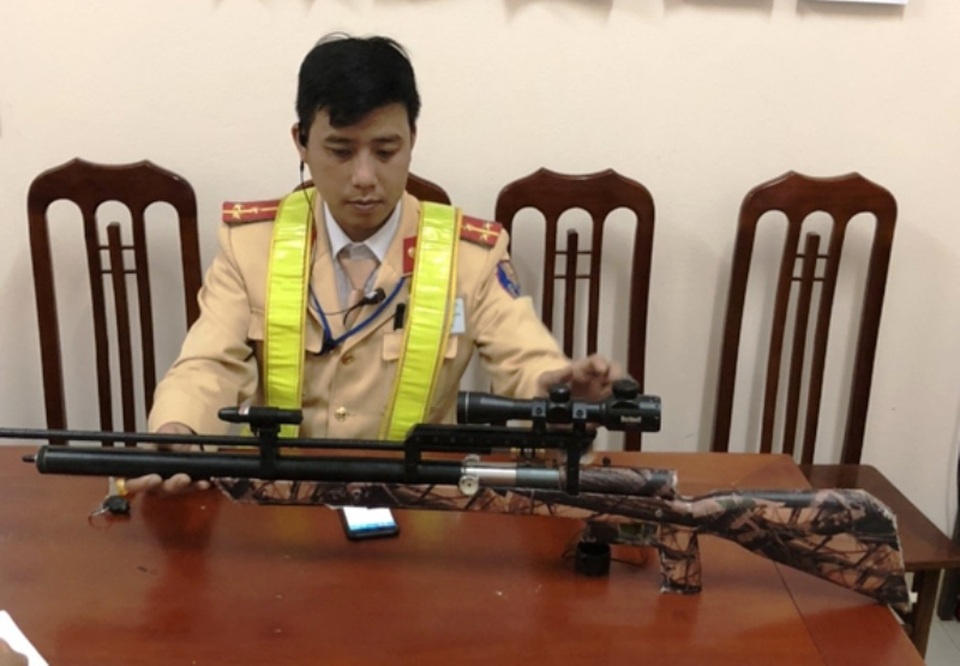 Kiểm tra nồng độ cồn, phát hiện súng tự chế và 100 viên đạn - 2 Kiểm tra nồng độ cồn, phát hiện súng tự chế và 100 viên đạn - 2
