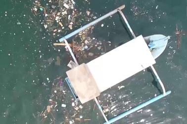 Trải nghiệm bơi trong đại dương rác