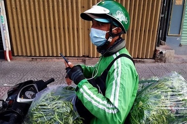 Những chàng trai trẻ, "tay xách nách mang" lượn khắp phố Sài Gòn vắng lạ