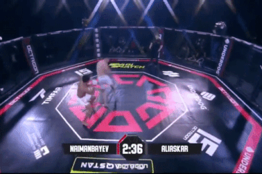 Cú đá khiến cho đối thủ văng xa cả mét