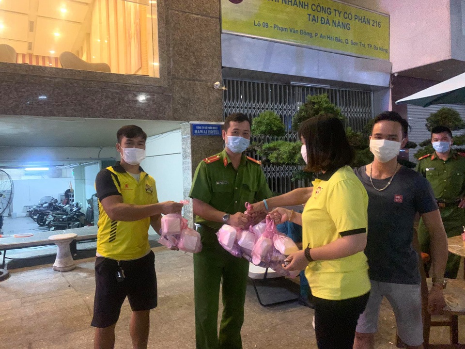1.000 suất ăn ấm áp nghĩa tình gửi tới tuyến đầu chống dịch - 1 1.000 suất ăn ấm áp nghĩa tình gửi tới tuyến đầu chống dịch - 1