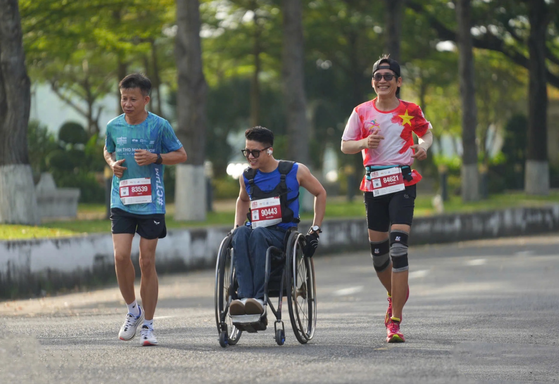 Chàng trai Vĩnh Long ngồi xe lăn chinh phục giải chạy marathon 42km