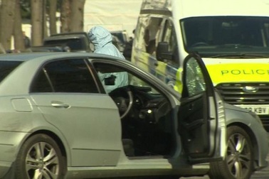 Xe của Đại sứ Ukraine tại Anh bị cố tình đâm liên tiếp