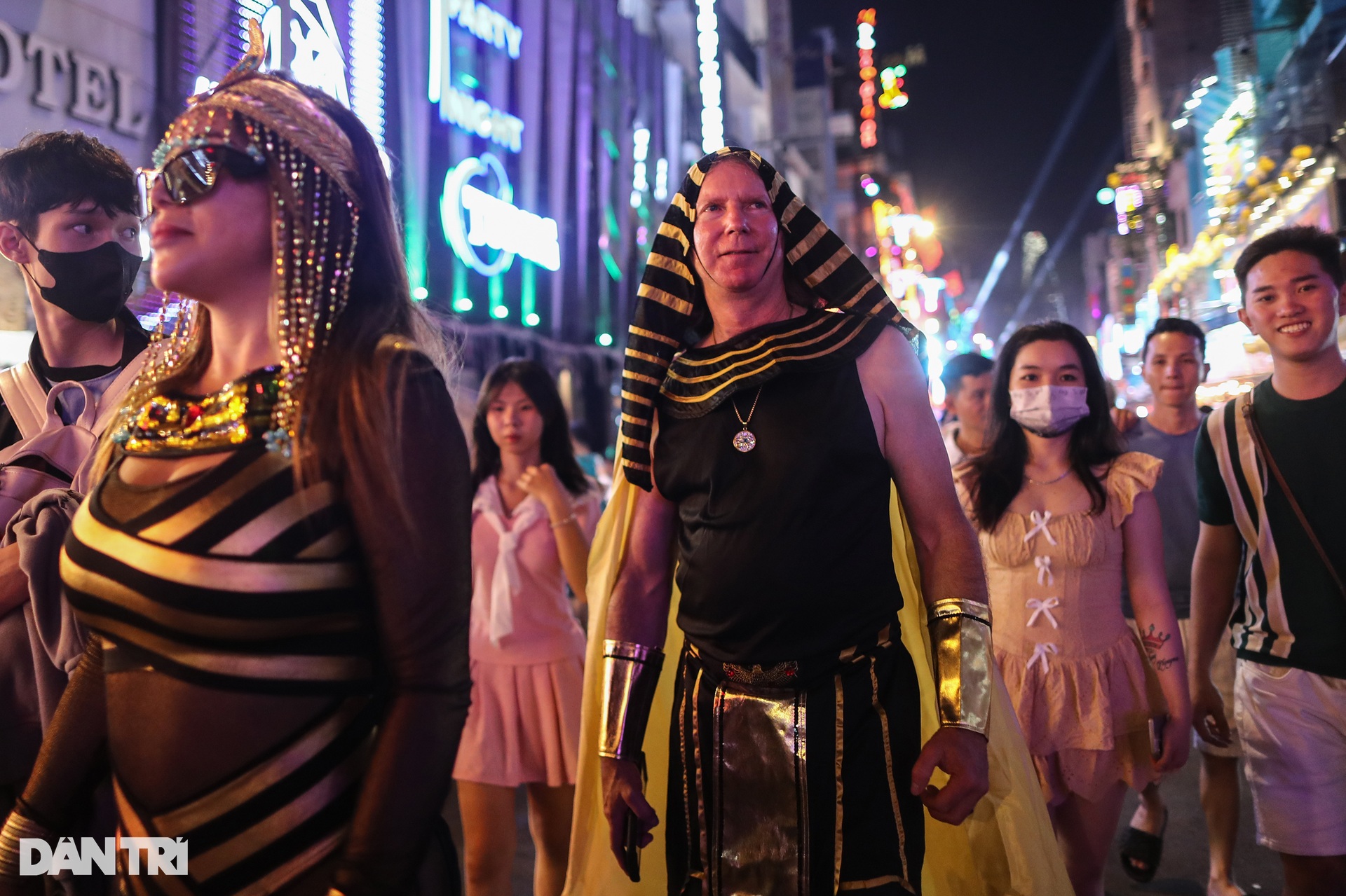 Phố Tây Bùi Viện đông nghẹt người trong đêm Halloween - 4 Phố Tây Bùi Viện đông nghẹt người trong đêm Halloween - 4