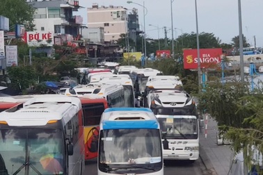 Nha Trang: Du khách tăng mạnh, xe du lịch khốn đốn vì không bãi đậu đỗ xe