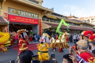 Hàng trăm tiểu thương đổ về khu chợ cổ lớn bậc nhất TPHCM làm lễ cầu an