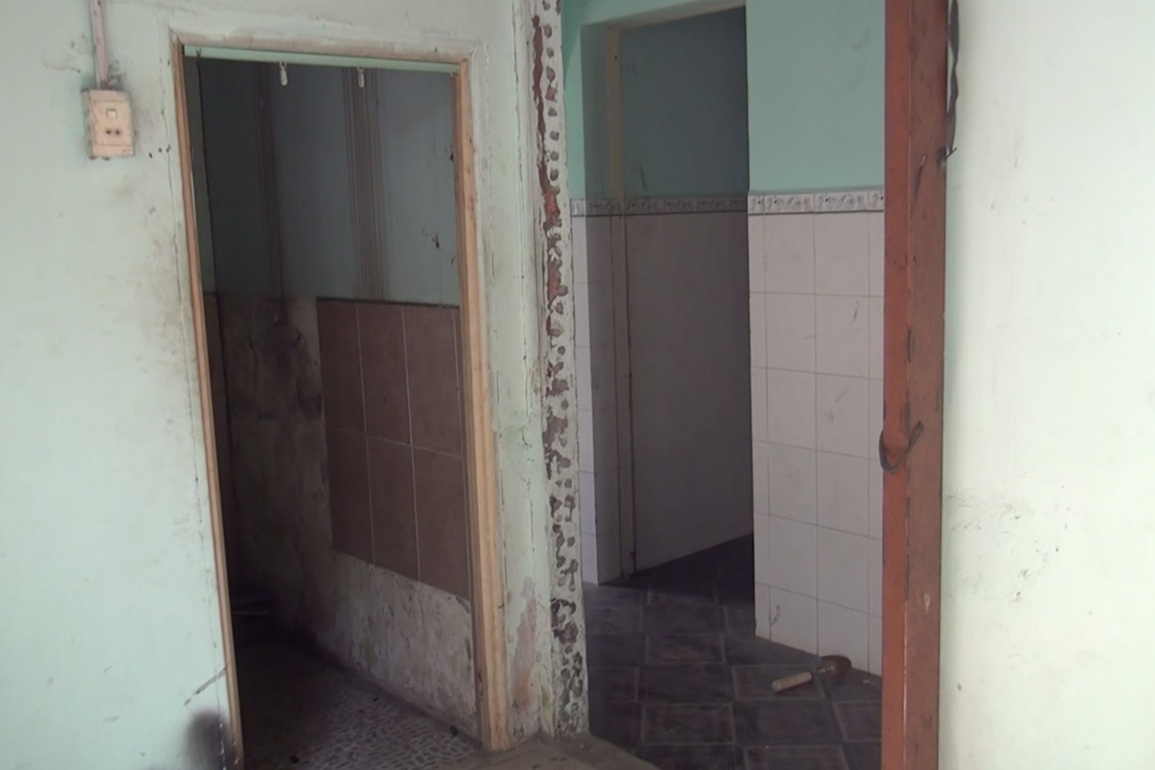 Nhà ông lão bị kẻ trộm khoắng sạch từ ổ điện, kệ bếp đến cửa sổ - 2 Nhà ông lão bị kẻ trộm khoắng sạch từ ổ điện, kệ bếp đến cửa sổ - 2
