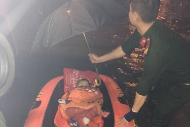 Giải cứu thai phụ và hai trẻ nhỏ mắc kẹt trong ngôi nhà nước ngập đến cổ