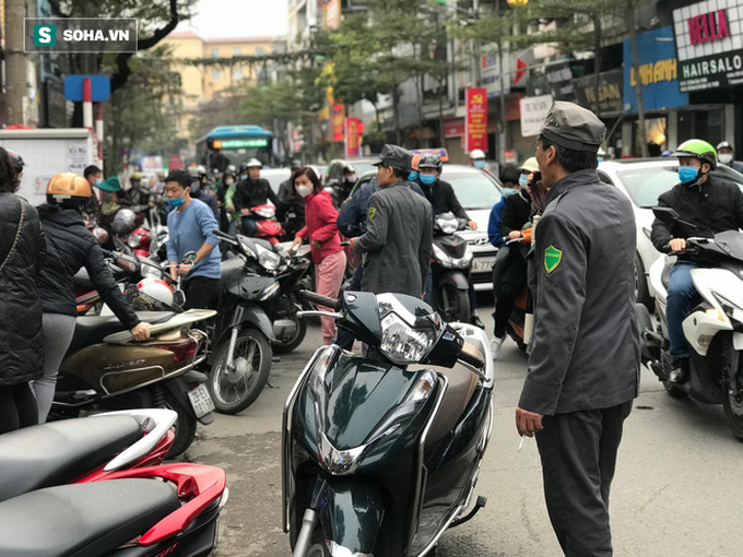 Hà Nội: Khẩu trang bán theo giờ, dân xếp hàng ra tận phố để mua 5 chiếc/người như thời bao cấp - Ảnh 8.