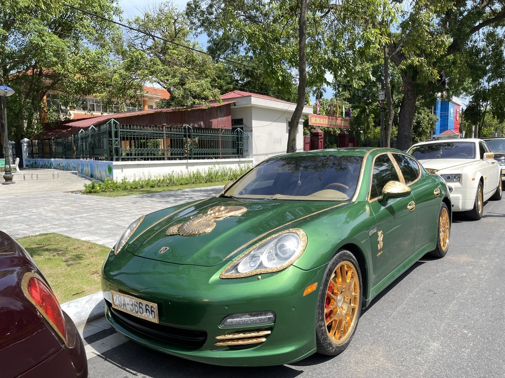 Đại gia buôn lợn sở hữu hàng chục xe sang biển đẹp - 9 Đại gia buôn lợn sở hữu hàng chục xe sang biển đẹp - 9