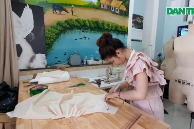 Nữ sinh xinh đẹp có thu nhập khủng nhờ thiết kế thời trang độc quyền.