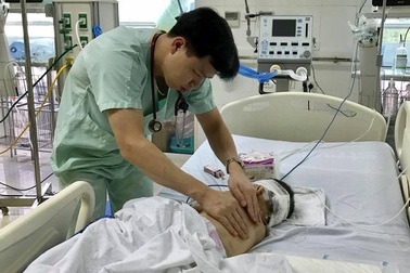 Bé trai 20 tháng tuổi bị ti vi rơi trúng đầu