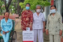 Nhiều cụ già rút tiền tiết kiệm ủng hộ Quỹ vắc xin phòng, chống Covid-19