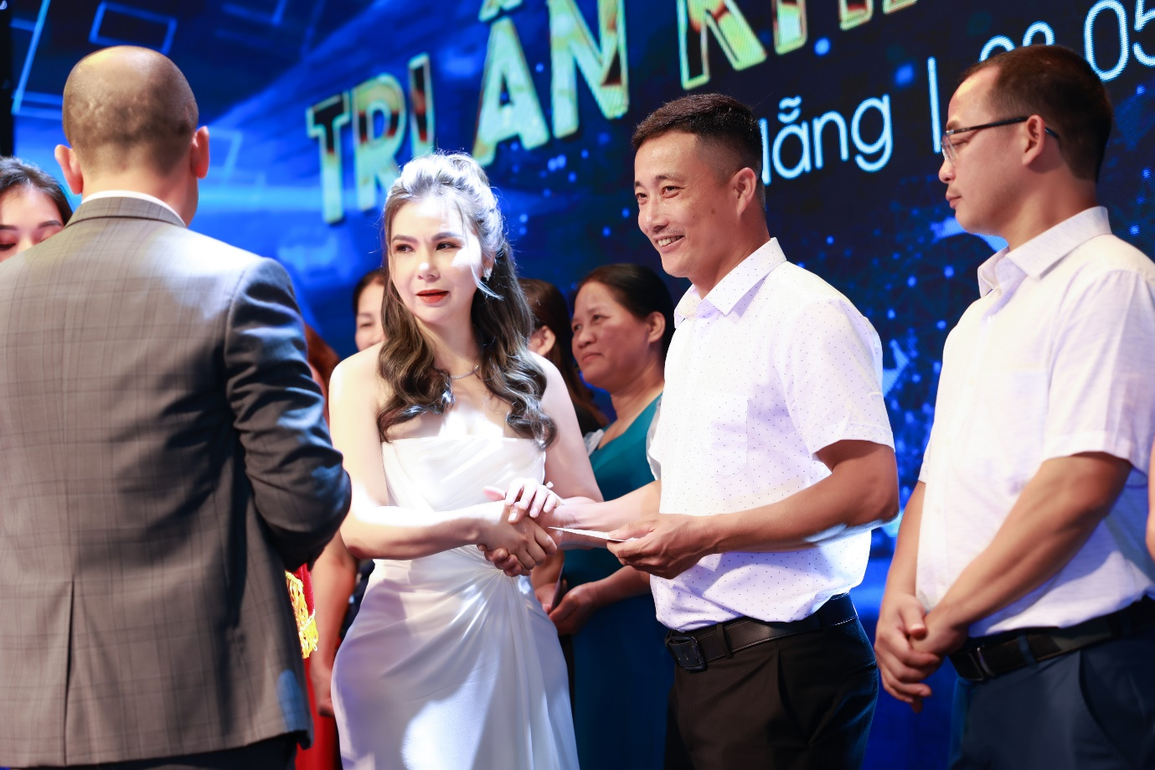 Sơn ĐK tổ chức chương trình du lịch Trao gửi tri ân - Hành trình gắn kết - 2 Sơn ĐK tổ chức chương trình du lịch Trao gửi tri ân - Hành trình gắn kết - 2