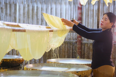 Mỏi tay vớt váng đậu nành, thợ làm phù chúc thâu đêm chạy đua cùng Tết