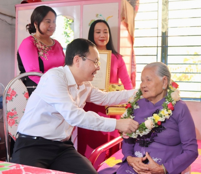 Đồng chí Nguyễn Văn Hiếu tặng vòng hoa mừng thọ cụ bà Nguyễn Thị Tuất ở phường Long Hòa, quận Bình Thủy tròn 100 tuổi.