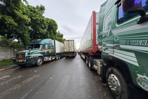 Cả trăm xe container chở nông sản tập kết trái phép trong cụm công nghiệp