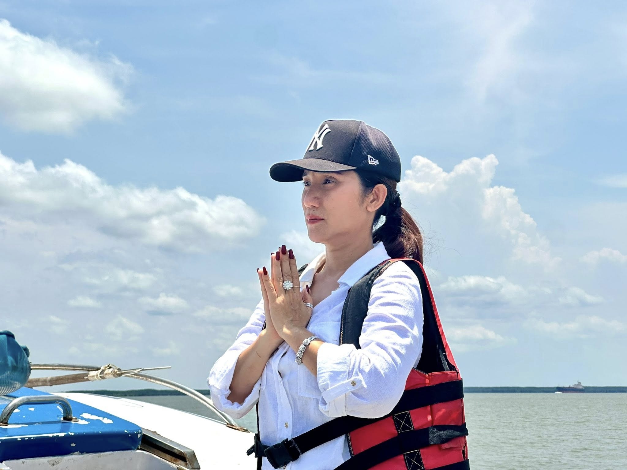 Lê Phương, người thân đưa tro cốt diễn viên Quý Bình về với biển Cần Giờ - 3