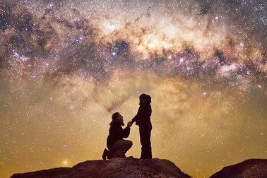 Khoảnh khắc cầu hôn kỳ diệu nhất dưới dải Ngân Hà