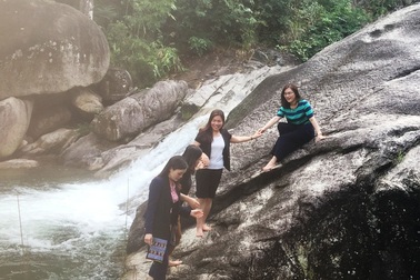 Dòng thác hùng vĩ và ngôi làng nên thơ nơi miền Tây xứ Thanh