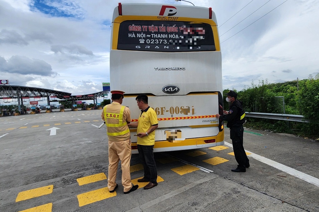 CSGT ghi hình trên cao tốc, xử phạt hàng trăm tài xế vi phạm - 2 CSGT ghi hình trên cao tốc, xử phạt hàng trăm tài xế vi phạm - 2