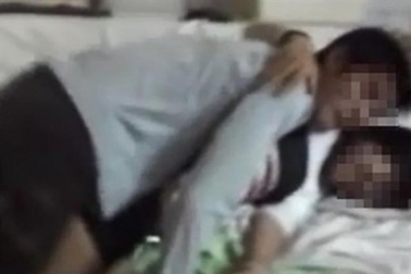 Chánh án Tòa án huyện lộ clip “mây mưa” với kế toán ngay tại phòng làm việc