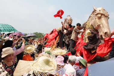 Chen nhau giành “lộc” Thánh Gióng