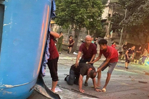 Xe chở hơn 40 du khách nước ngoài lật nghiêng, 17 người nhập viện