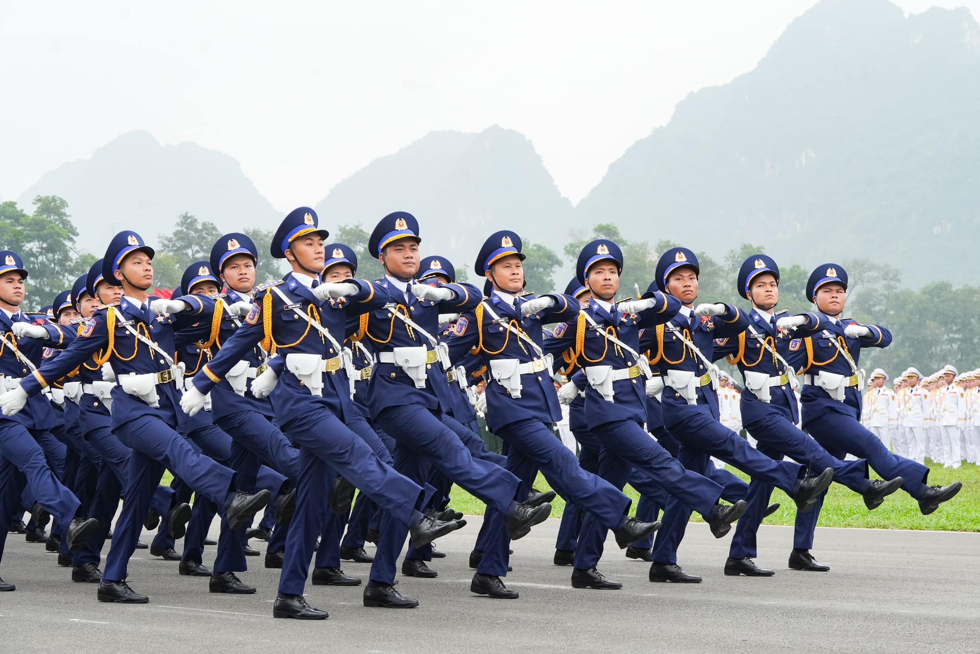 Sĩ quan gây sốt sau lễ diễu binh: Từng học chuyên hóa, chưa có bạn gái - 1