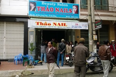 Tưới xăng thiêu bạn gái rồi ngồi cạnh... nhìn