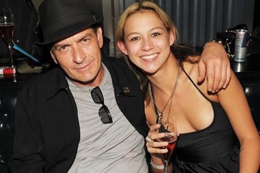 Bạn gái cũ bất ngờ lên tiếng bênh vực cho nam tài tử nhiễm HIV Charlie Sheen