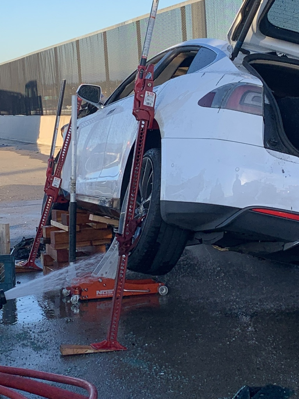 Xe điện Tesla bỗng dưng bốc cháy, cần hàng chục nghìn lít nước để dập - 2 Xe điện Tesla bỗng dưng bốc cháy, cần hàng chục nghìn lít nước để dập - 2