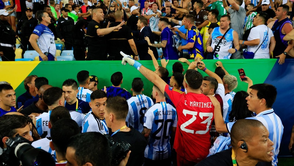 Messi phản ứng khi cổ động viên Argentina bị tấn công ở Brazil | Báo Dân trí