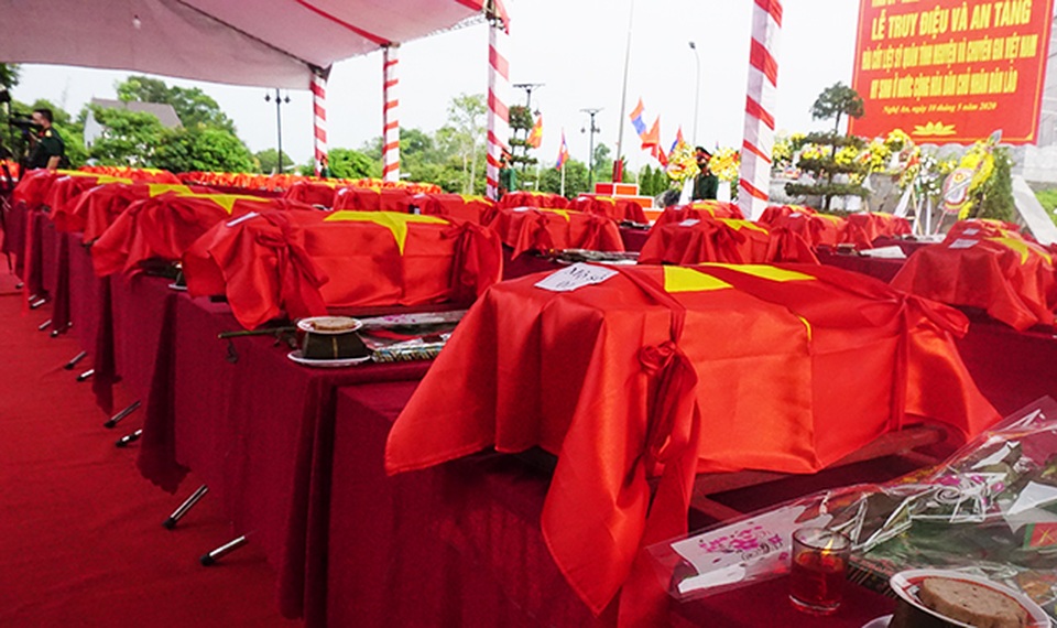 An táng hài cốt 57 liệt sỹ quân tình nguyện hy sinh tại nước bạn Lào - 1 An táng hài cốt 57 liệt sỹ quân tình nguyện hy sinh tại nước bạn Lào - 1