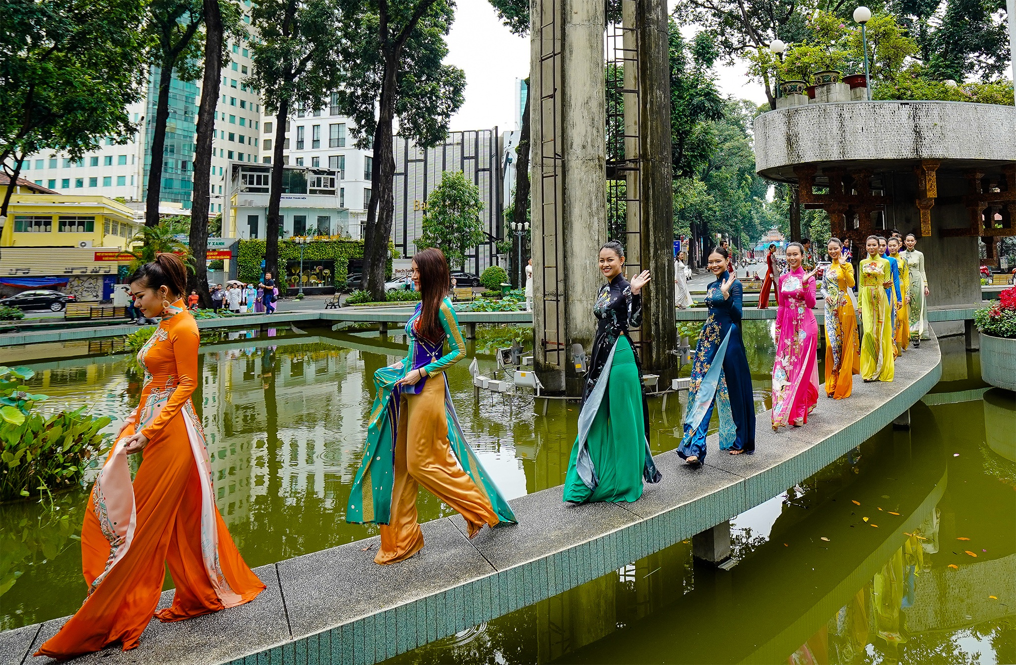 Đường phố, điểm du lịch… ở TPHCM biến thành sàn diễn áo dài - 10 Đường phố, điểm du lịch… ở TPHCM biến thành sàn diễn áo dài - 10
