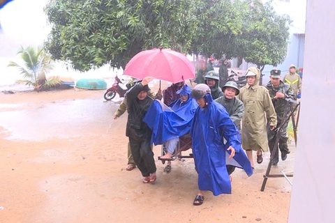 Quảng Ngãi đang mưa to gió mạnh, Phú Yên lo dân "cố thủ" giữ lồng bè