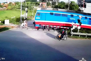 Cố vượt gác chắn đường sắt, 2 người bị tàu tông tử vong