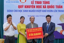 Trao tặng 350 triệu đồng giúp học sinh nghèo quê hương anh hùng Phạm Tuân